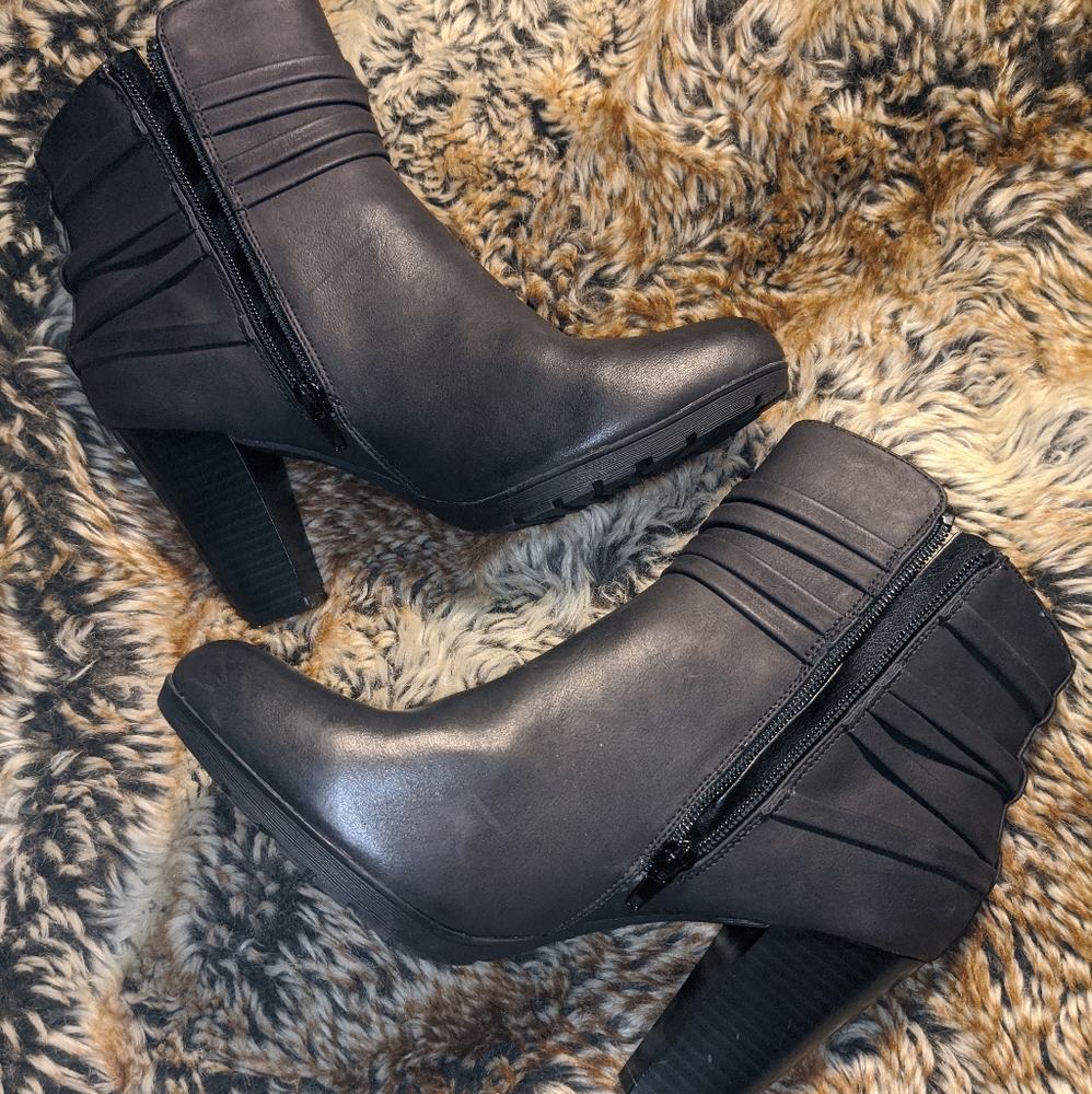 NWOT RIALTO booties